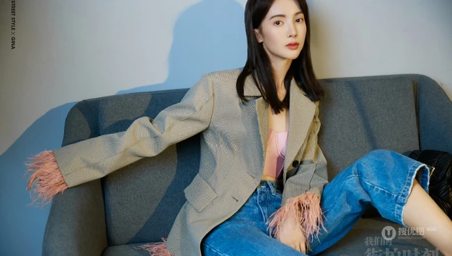 金晨气质杂志写真图片，粉色缎面家居服搭牛仔酷美动人