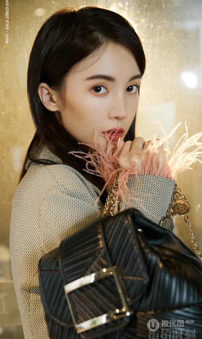 金晨气质杂志写真图片，粉色缎面家居服搭牛仔酷美动人