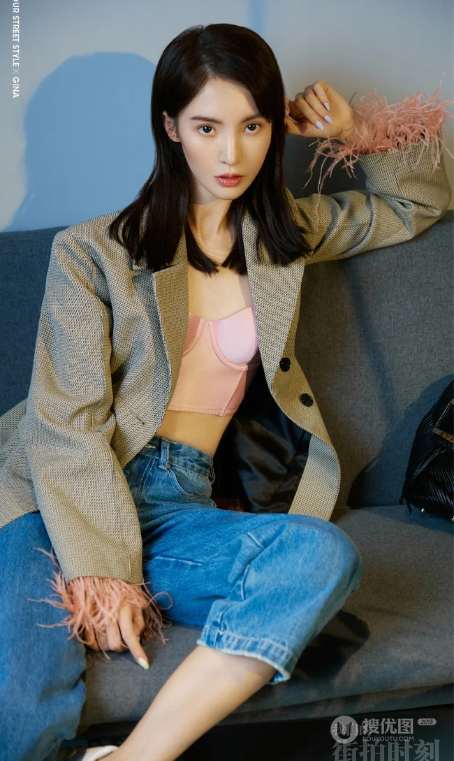 金晨气质杂志写真图片，粉色缎面家居服搭牛仔酷美动人