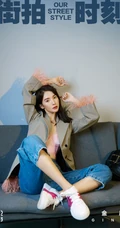 金晨气质杂志写真图片，粉色缎面家居服搭牛仔酷美动人