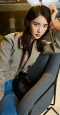 金晨气质杂志写真图片，粉色缎面家居服搭牛仔酷美动人