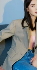 金晨气质杂志写真图片，粉色缎面家居服搭牛仔酷美动人