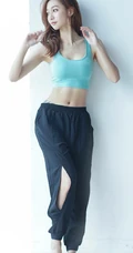 气质纤细线条，健美身材运动装女生，多色背心长裤生活照片