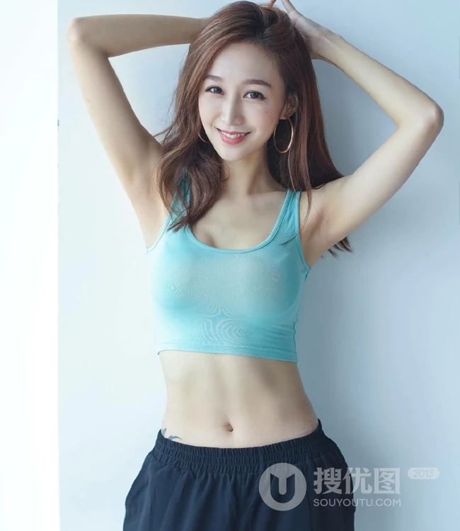 气质纤细线条，健美身材运动装女生，多色背心长裤生活照片