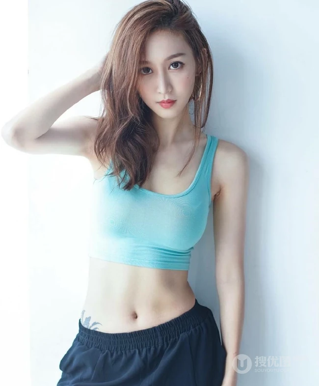 气质纤细线条，健美身材运动装女生，多色背心长裤生活照片
