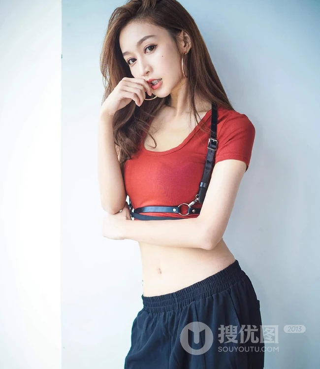 气质纤细线条，健美身材运动装女生，多色背心长裤生活照片