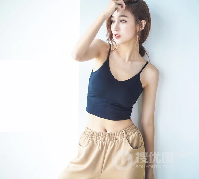 气质纤细线条，健美身材运动装女生，多色背心长裤生活照片