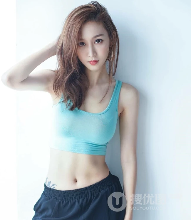 气质纤细线条，健美身材运动装女生，多色背心长裤生活照片