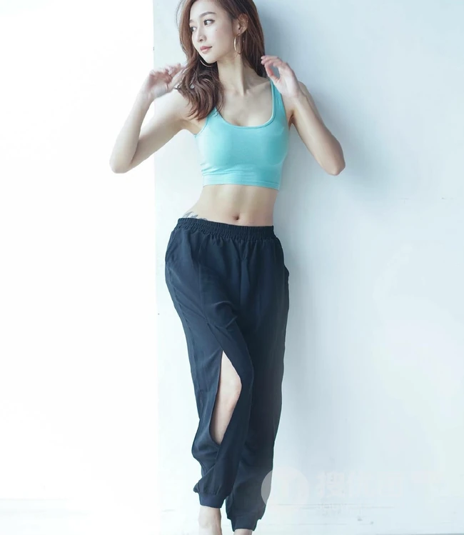 气质纤细线条，健美身材运动装女生，多色背心长裤生活照片