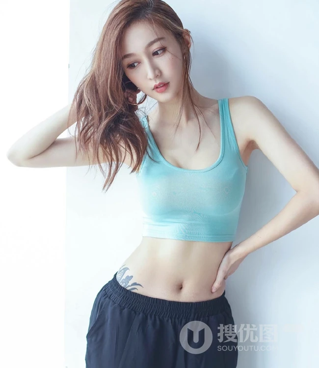 气质纤细线条，健美身材运动装女生，多色背心长裤生活照片