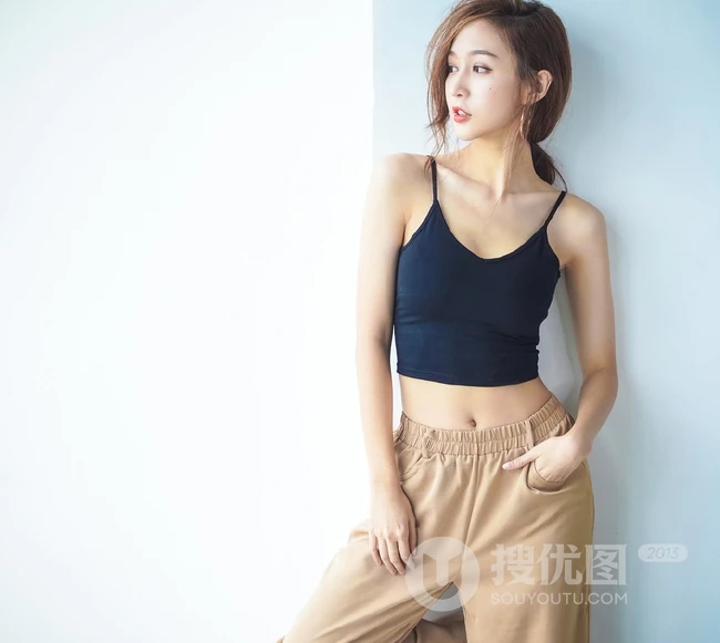 气质纤细线条，健美身材运动装女生，多色背心长裤生活照片