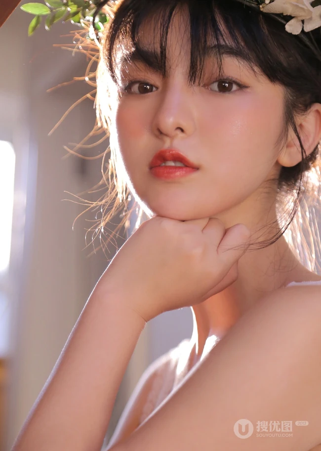 甜美浅粉小脸蛋，有点小肉感的纯少女气质线条感写真