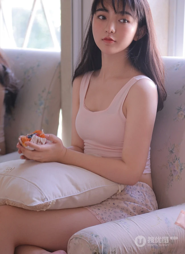 甜美浅粉小脸蛋，有点小肉感的纯少女气质线条感写真