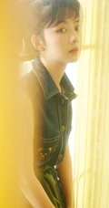 明星少女谭松韵街拍时刻杂志写真，朦胧梦幻唯美十足