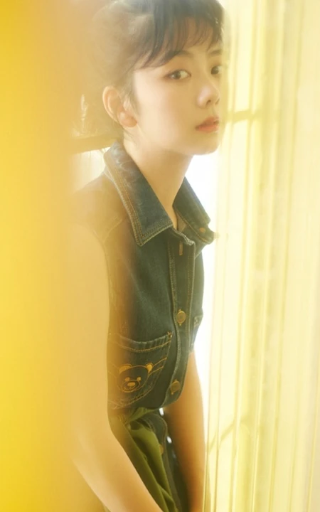 明星少女谭松韵街拍时刻杂志写真，朦胧梦幻唯美十足