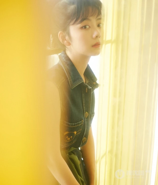 明星少女谭松韵街拍时刻杂志写真，朦胧梦幻唯美十足