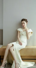 王丽坤卷发丸子头发型唯美出镜，白色长裙礼服优雅气质