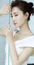 王丽坤卷发丸子头发型唯美出镜，白色长裙礼服优雅气质
