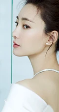 王丽坤卷发丸子头发型唯美出镜，白色长裙礼服优雅气质