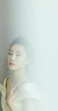 王丽坤卷发丸子头发型唯美出镜，白色长裙礼服优雅气质