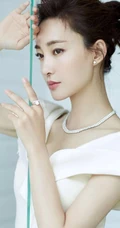 王丽坤卷发丸子头发型唯美出镜，白色长裙礼服优雅气质