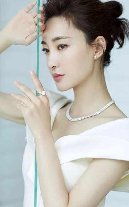 王丽坤卷发丸子头发型唯美出镜，白色长裙礼服优雅气质