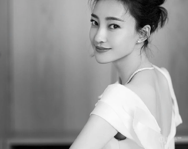 王丽坤卷发丸子头发型唯美出镜，白色长裙礼服优雅气质