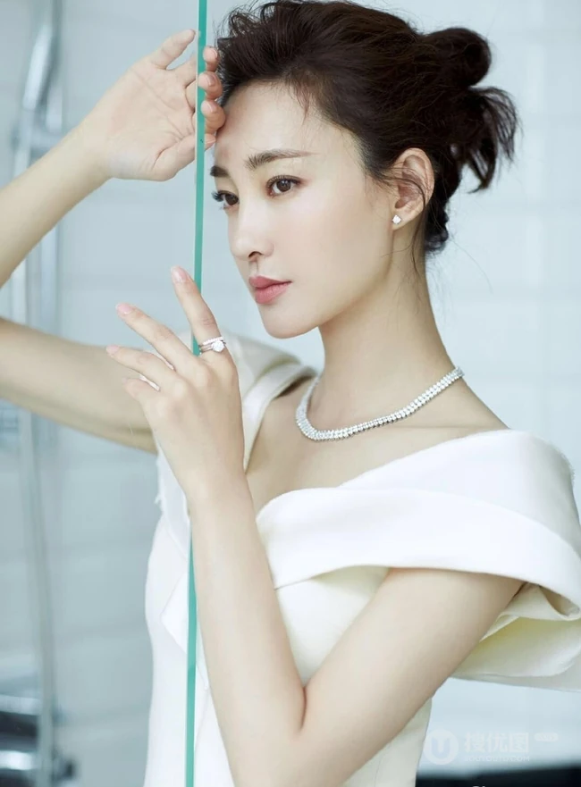 王丽坤卷发丸子头发型唯美出镜，白色长裙礼服优雅气质
