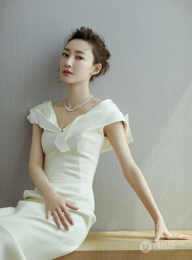 王丽坤卷发丸子头发型唯美出镜，白色长裙礼服优雅气质