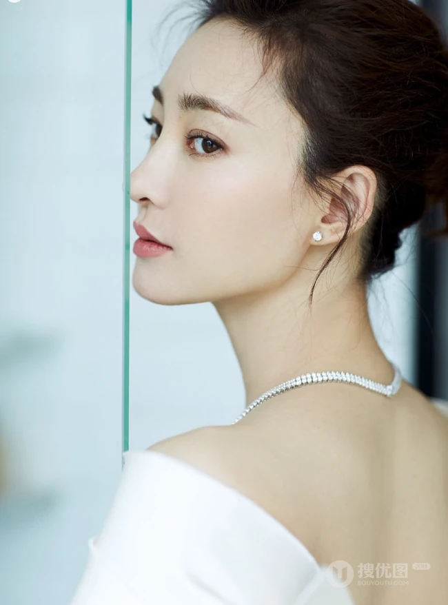 王丽坤卷发丸子头发型唯美出镜，白色长裙礼服优雅气质