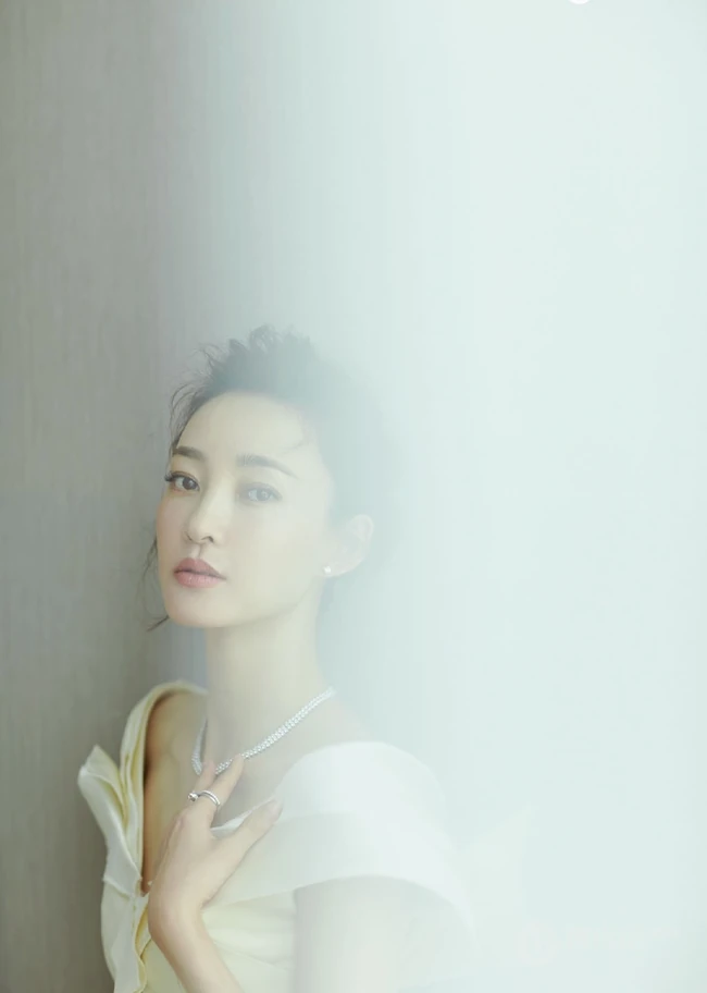 王丽坤卷发丸子头发型唯美出镜，白色长裙礼服优雅气质