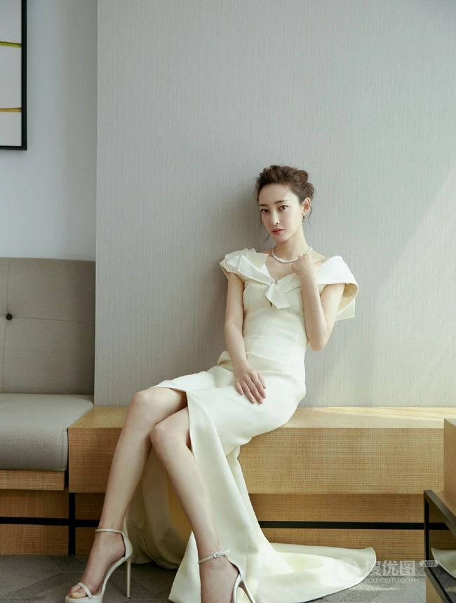 王丽坤卷发丸子头发型唯美出镜，白色长裙礼服优雅气质
