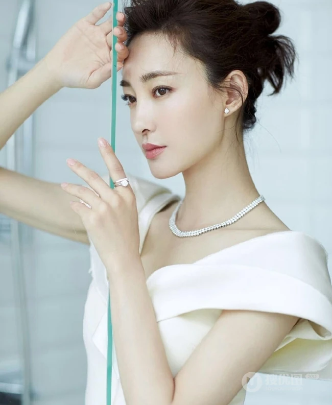 王丽坤卷发丸子头发型唯美出镜，白色长裙礼服优雅气质