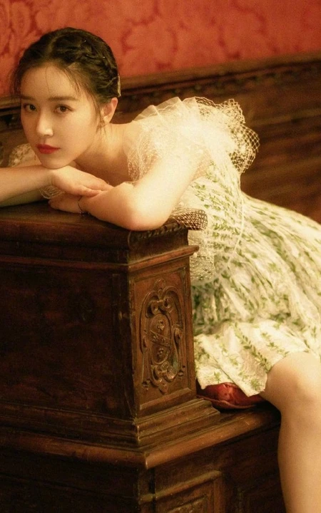 阚清子复古风蕾丝连衣短裙写真图集，户内户外皆动人