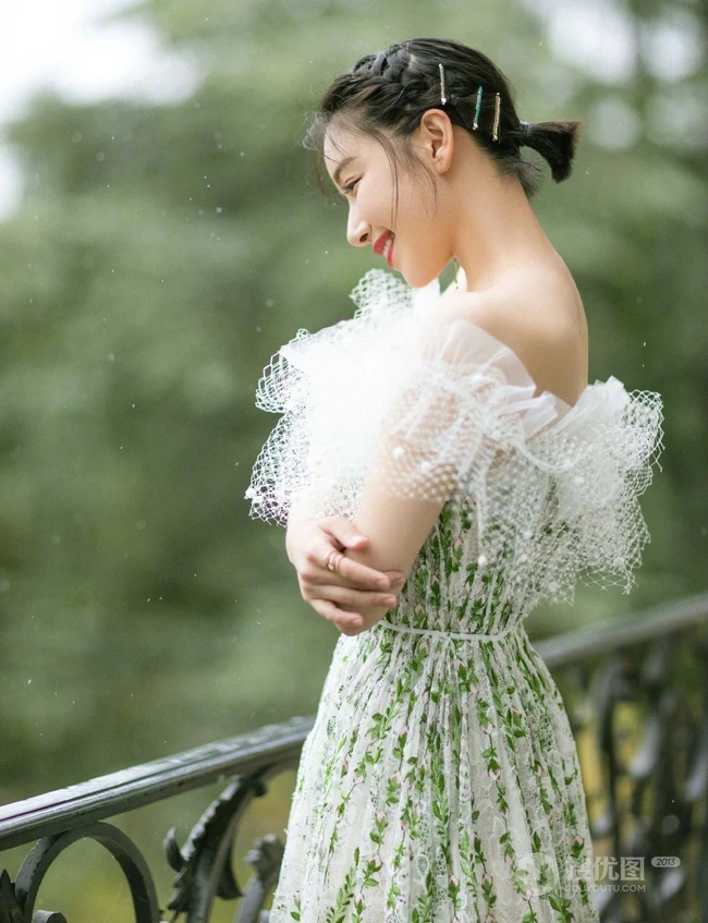 阚清子复古风蕾丝连衣短裙写真图集，户内户外皆动人