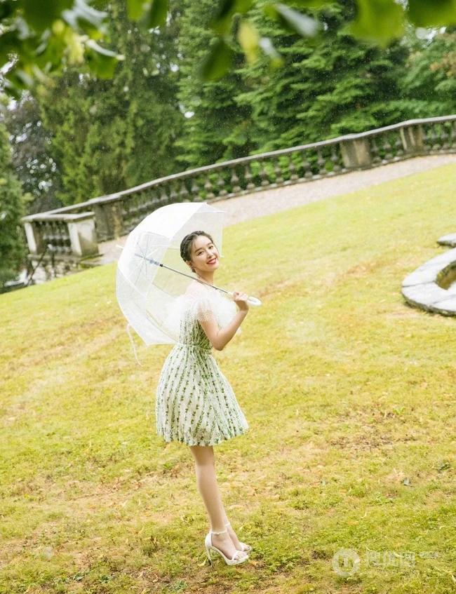阚清子复古风蕾丝连衣短裙写真图集，户内户外皆动人