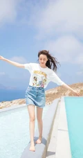迪丽热巴白T搭牛仔短裙旅拍写真，活力四射热情满满