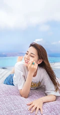 迪丽热巴白T搭牛仔短裙旅拍写真，活力四射热情满满