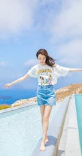 迪丽热巴白T搭牛仔短裙旅拍写真，活力四射热情满满