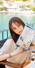 迪丽热巴白T搭牛仔短裙旅拍写真，活力四射热情满满
