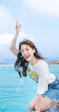 迪丽热巴白T搭牛仔短裙旅拍写真，活力四射热情满满