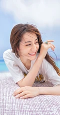 迪丽热巴白T搭牛仔短裙旅拍写真，活力四射热情满满