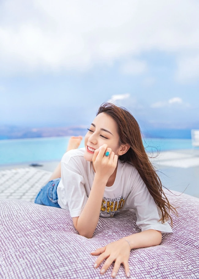 迪丽热巴白T搭牛仔短裙旅拍写真，活力四射热情满满
