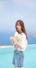迪丽热巴白T搭牛仔短裙旅拍写真，活力四射热情满满