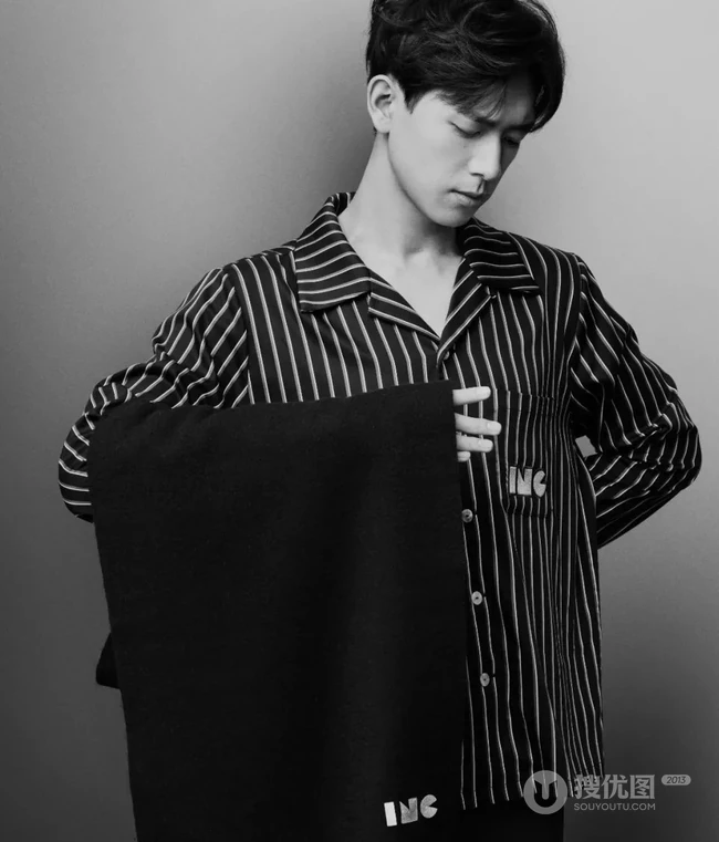 李现搞怪九宫格&ldquo;准备开机&rdquo;黑白写真，黑白条纹衬衫酷帅十足
