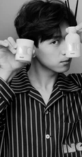 李现搞怪九宫格&ldquo;准备开机&rdquo;黑白写真，黑白条纹衬衫酷帅十足