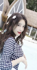 女明星张璇首次气质出镜，泳装泳池戏水匀称动人