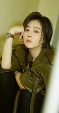 蒋欣皮衣黑裤楼梯间写真美图，短发造型更显时尚气质