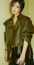 蒋欣皮衣黑裤楼梯间写真美图，短发造型更显时尚气质