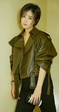 蒋欣皮衣黑裤楼梯间写真美图，短发造型更显时尚气质